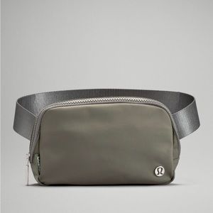Lululemon Everywhere Belt Bag (Grey Sage)
